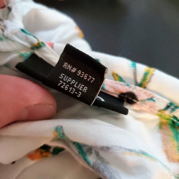 a.n.a. Women's Cold Shoulder Top Size Medium White Floral V-Neck Short Sleeve - Picture 4 of 13